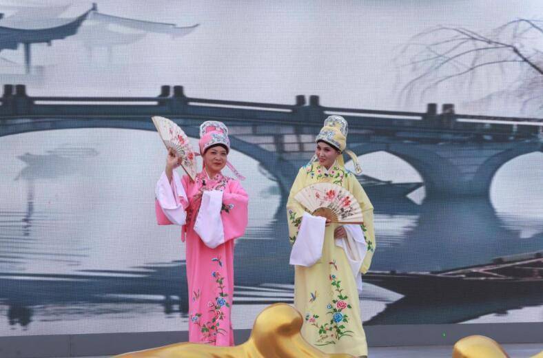 当黄梅戏遇见古城:一场关于文化传承与生活美学的温柔对话 文化旅游