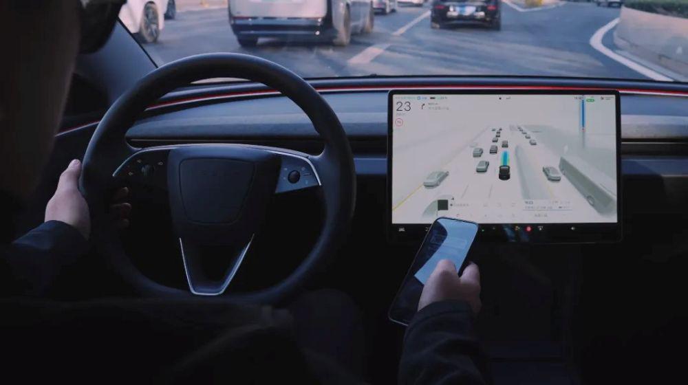  【技术透视】FSD安全神话的三次“跳票”：从V12到V15的承诺兑现复盘 汽车科技