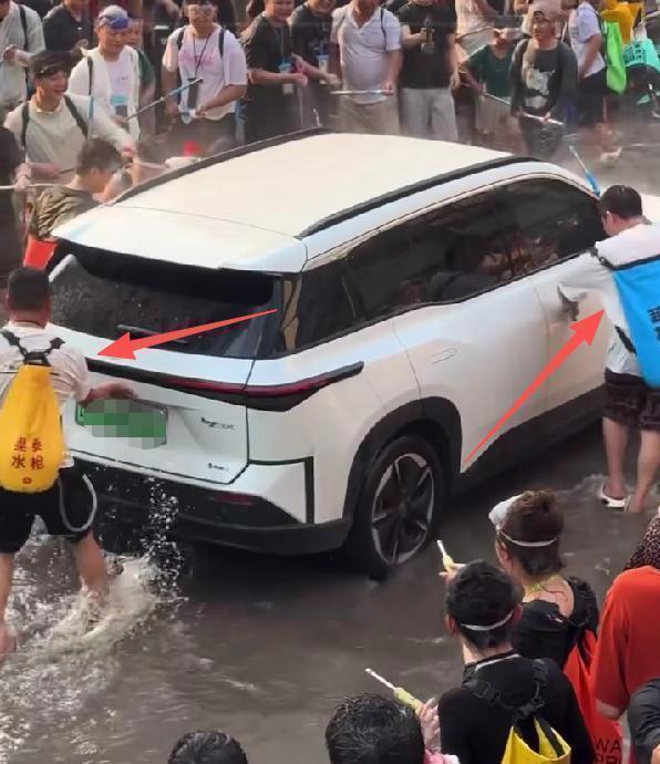  技术视角下的泼水节乱象：车辆电子系统损伤机制与责任界定分析 汽车科技