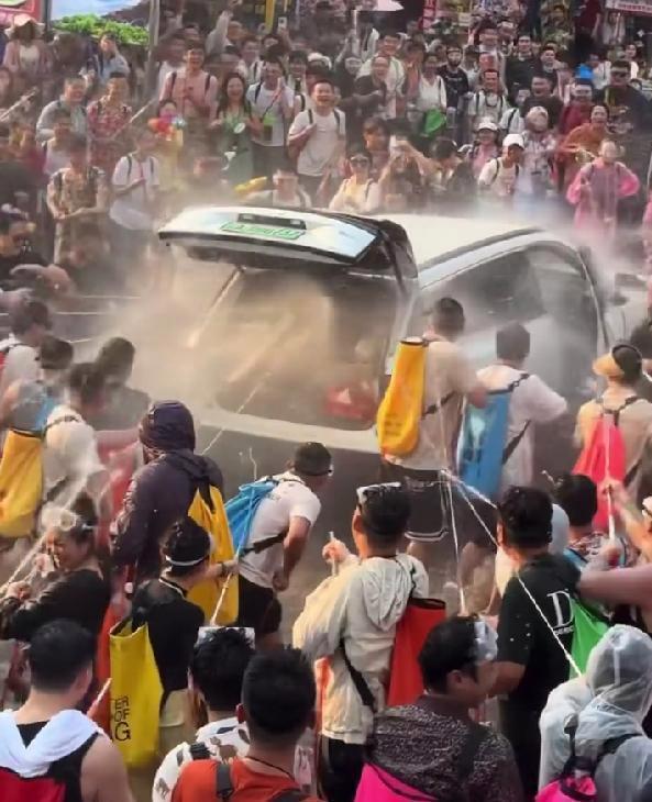  技术视角下的泼水节乱象：车辆电子系统损伤机制与责任界定分析 汽车科技