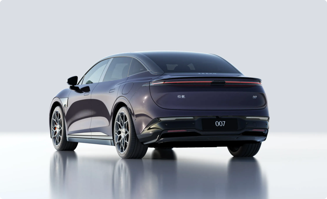  技术平权进行时：900V架构+空悬标配，极氪007系列重新定义纯电中级车价值基准 汽车科技