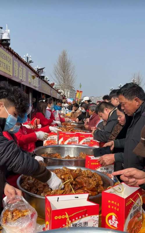  每天只睡四五个小时，喉咙喊哑也不肯放弃——那个在庙会上拼命的猪蹄摊主，现在怎么样了？ 情感心理 每天只睡四五个小时，喉咙喊哑也不肯放弃——那个在庙会上拼命的猪蹄摊主，现在怎么样了？ 情感心理
